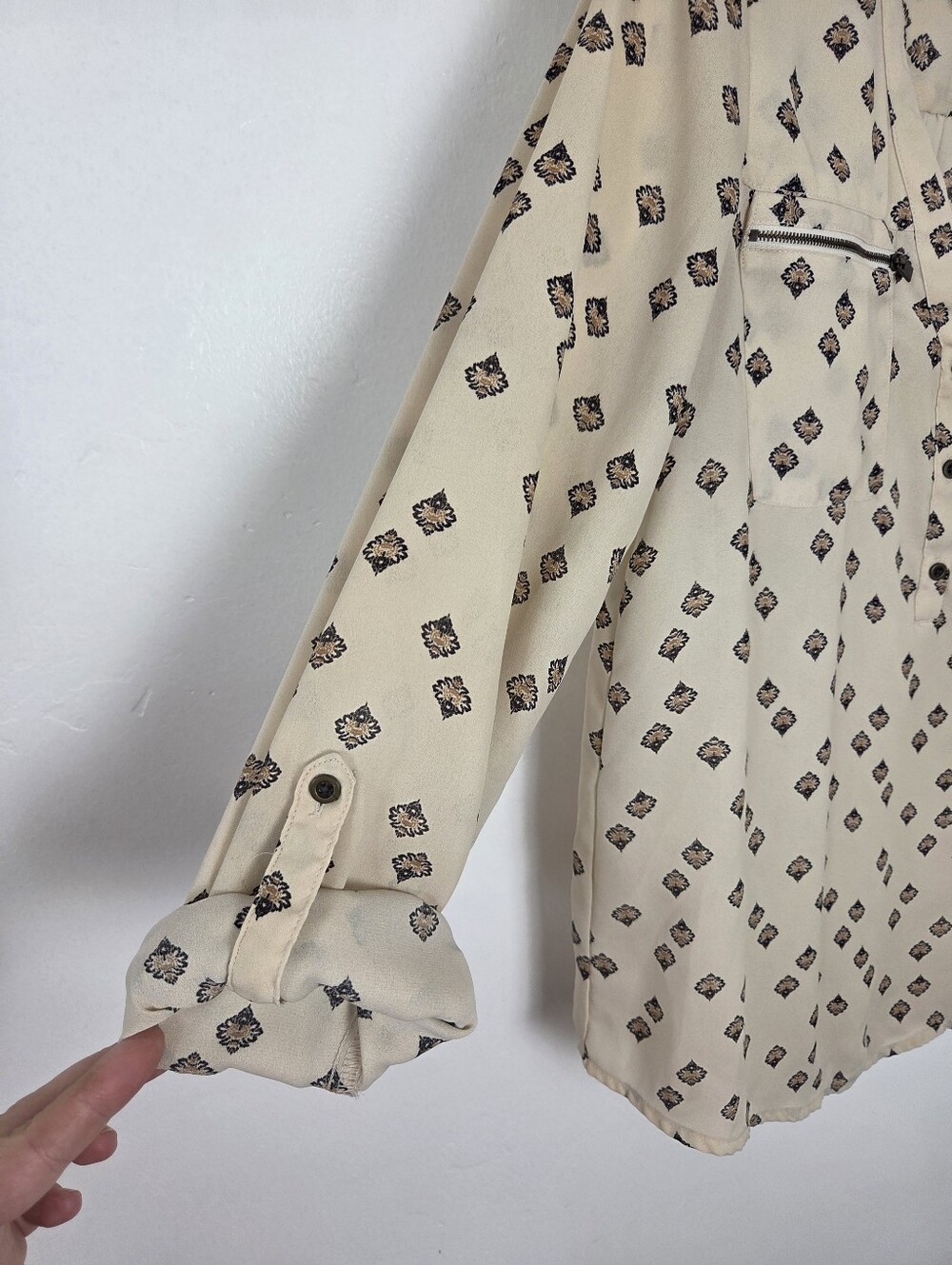 Maurices Blouse Top Ivory Damask Ikat Boho V Neck Roll Tab Lightweight Summer S - Picture 5 of 9